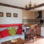 detalle cocina salón con sofá