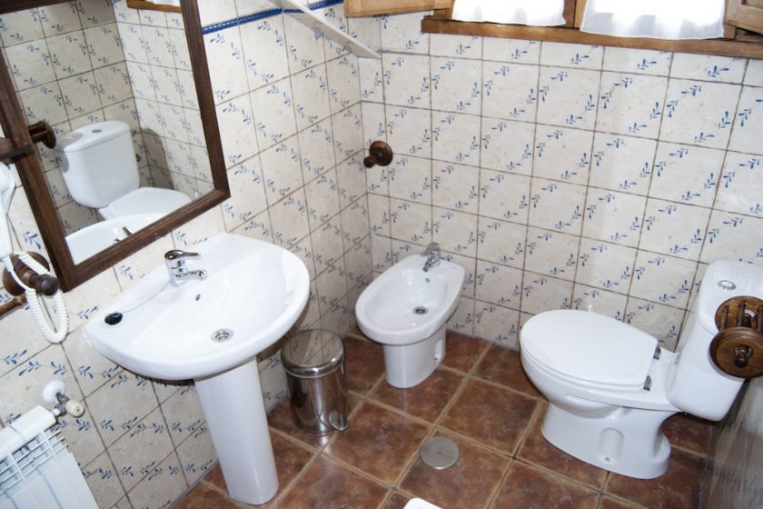 baño con bidé